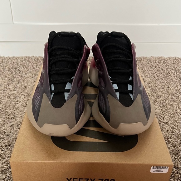 Yeezy 700 V3 Fade Carbon Preowned WM6 - Picture 4 of 7
